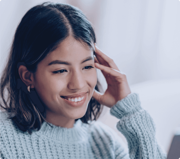 Estudante olhando para notebook
